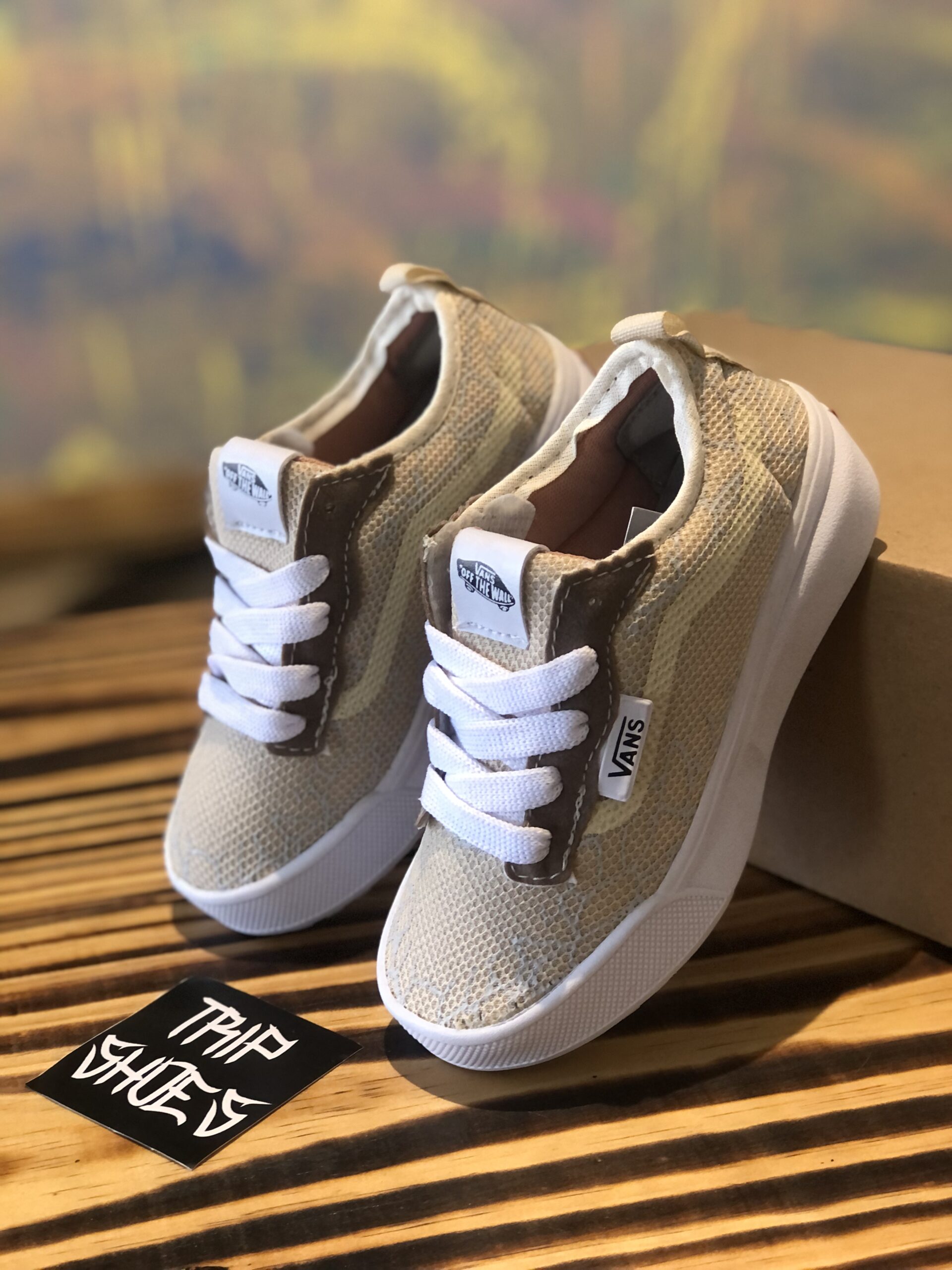 INF. VANS BEGE E BRANCO