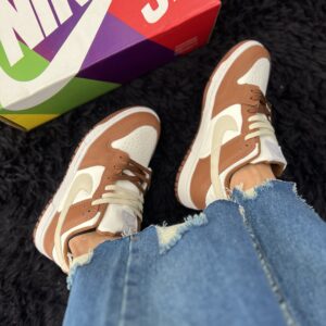 NIKE DUNK CARAMELO E BRANCO