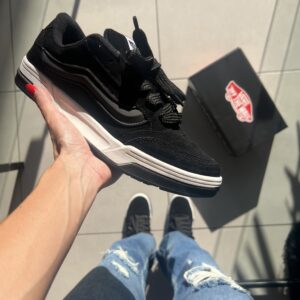 VANS HYLANE PRETO LISTRA PRETA