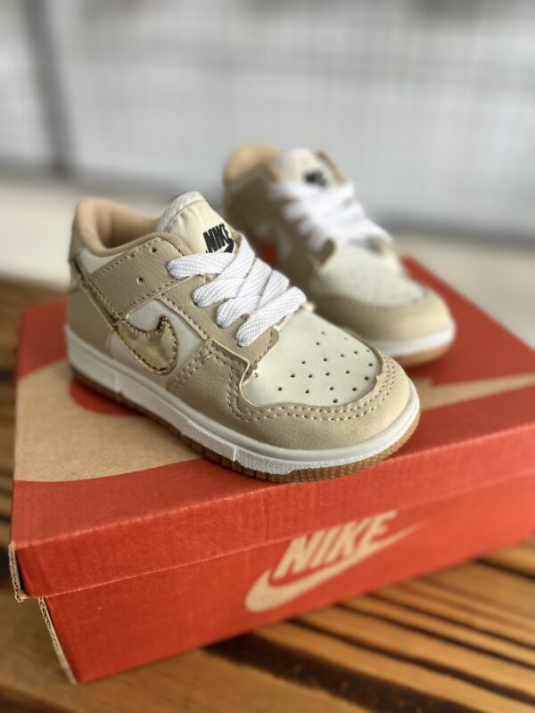 INF. NIKE BEGE E DOURADO
