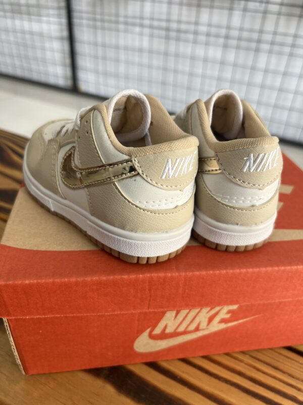 INF. NIKE BEGE E DOURADO - Image 3