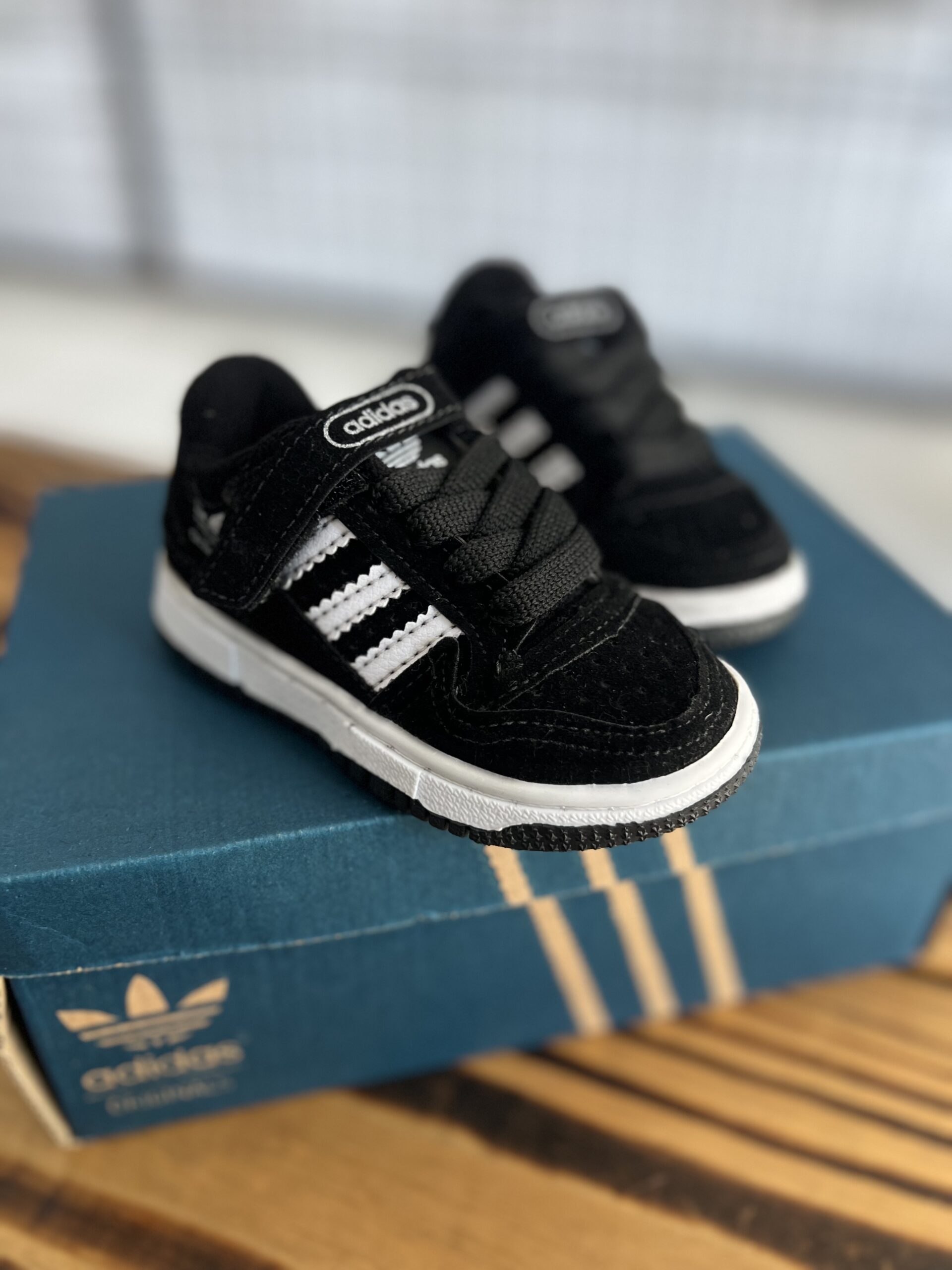 INF. ADIDAS VELCRO PRETO E BRANCO