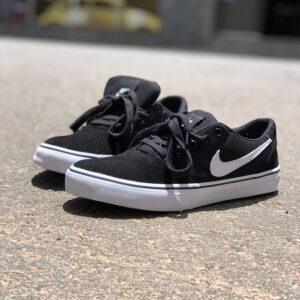 NIKE SB PRETO E BRANCO