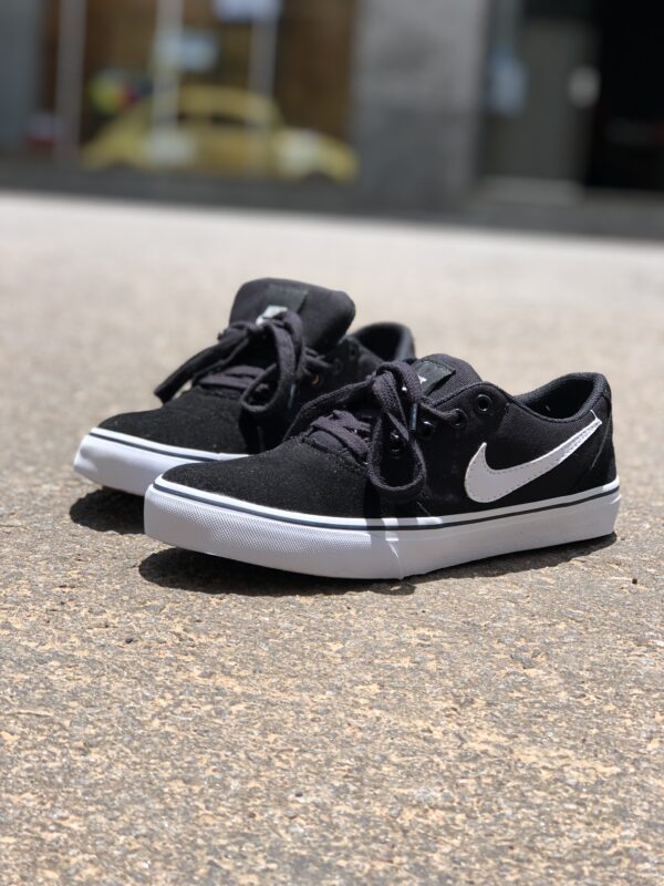 NIKE SB PRETO E BRANCO