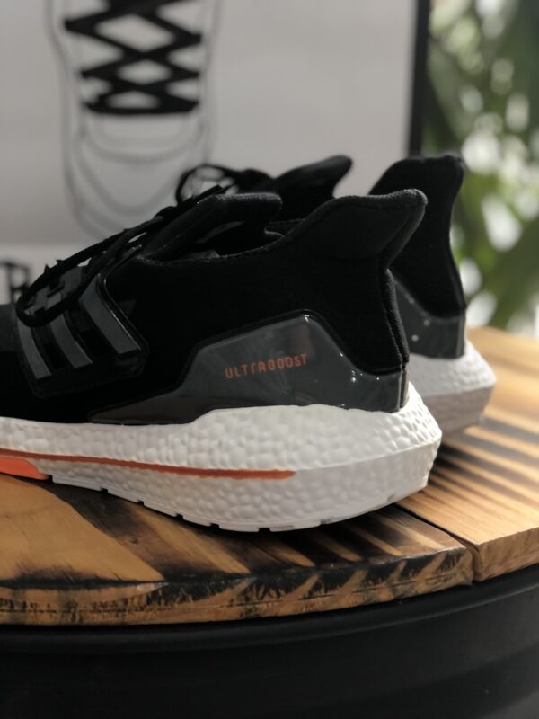 ADIDAS ULTRABOOST PRETO LARANJA - Image 2