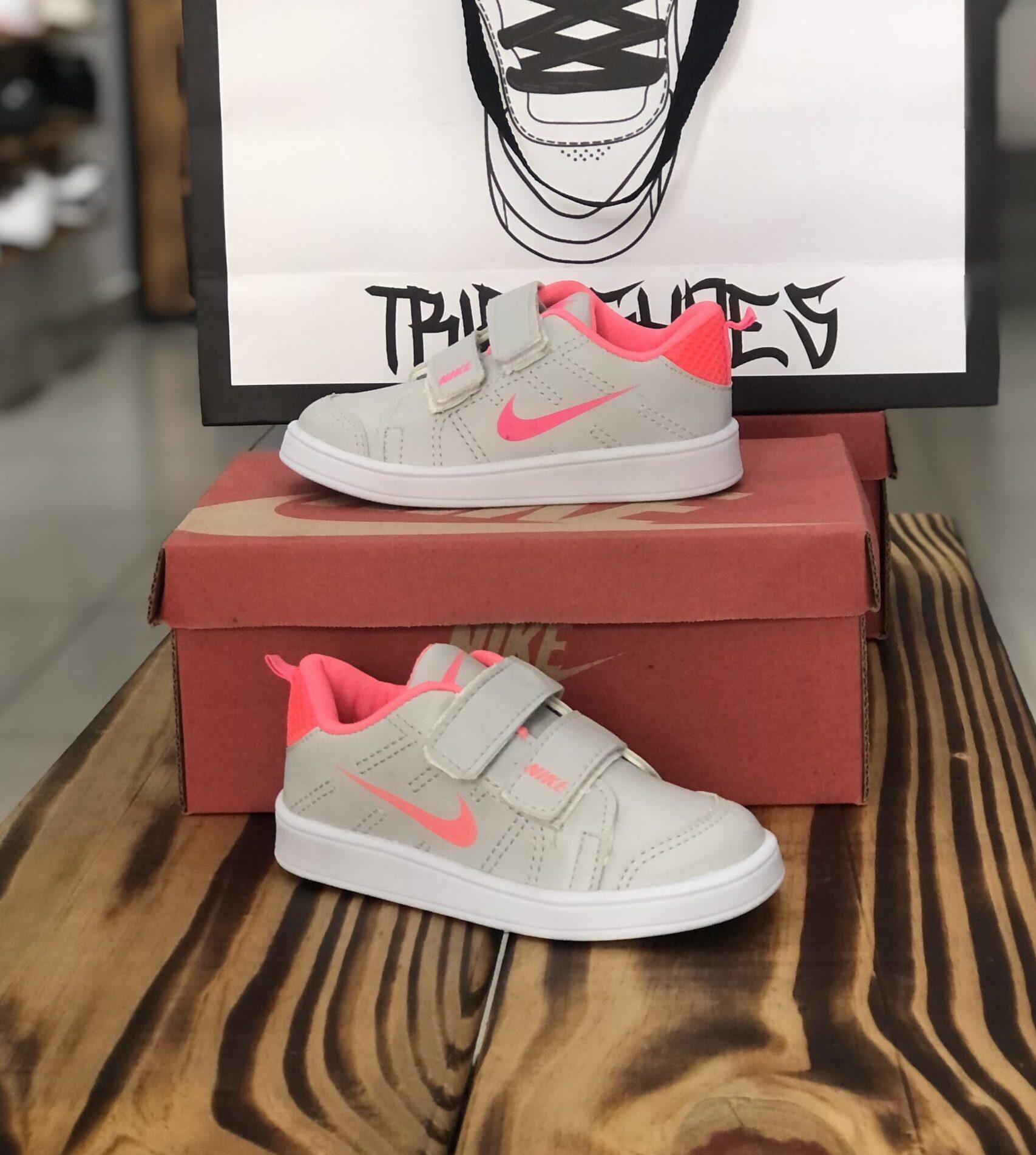 INF. NIKE VELCRO CINZA E ROSA
