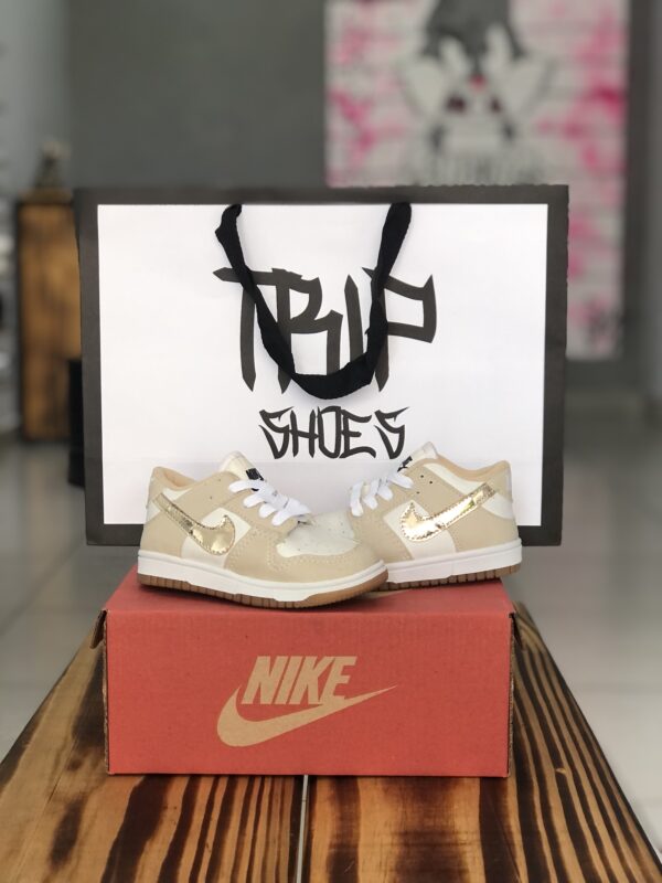 INF. NIKE BEGE E DOURADO - Image 2