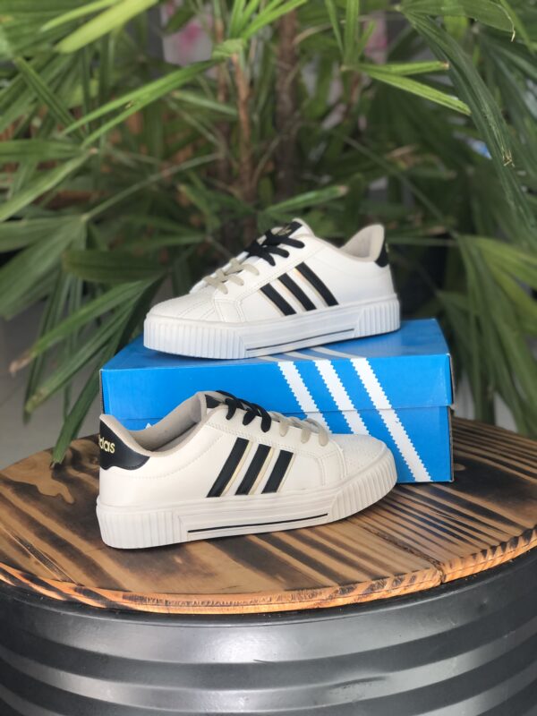 ADIDAS LADIES BEGE HOLOGRÁFICO