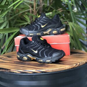 NIKE TN PRETO E DOURADO