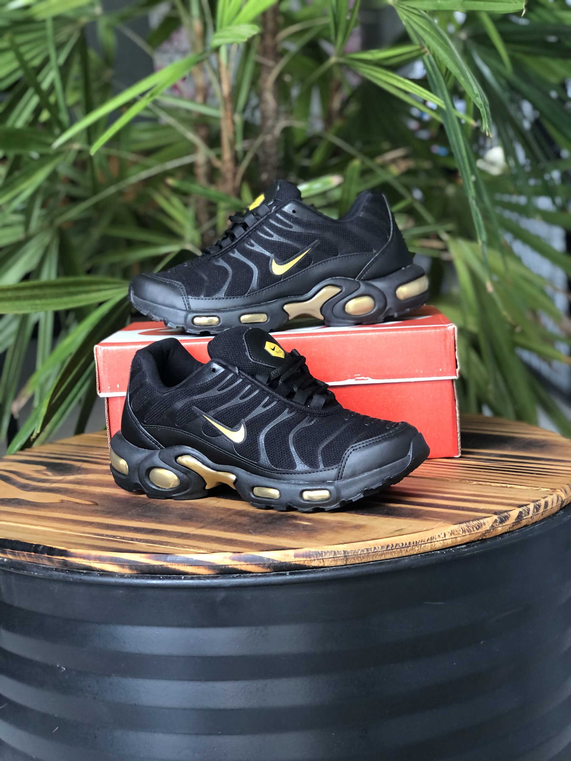NIKE TN PRETO E DOURADO