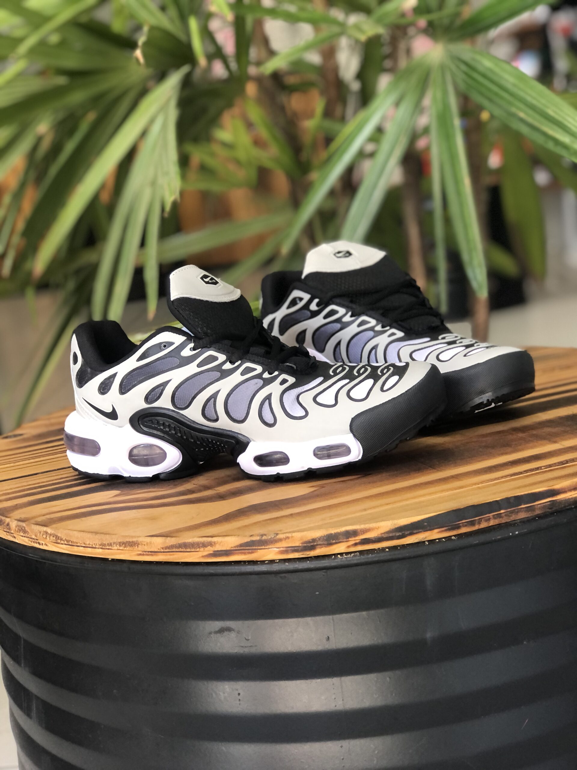 NIKE TN BEGE E PRETO