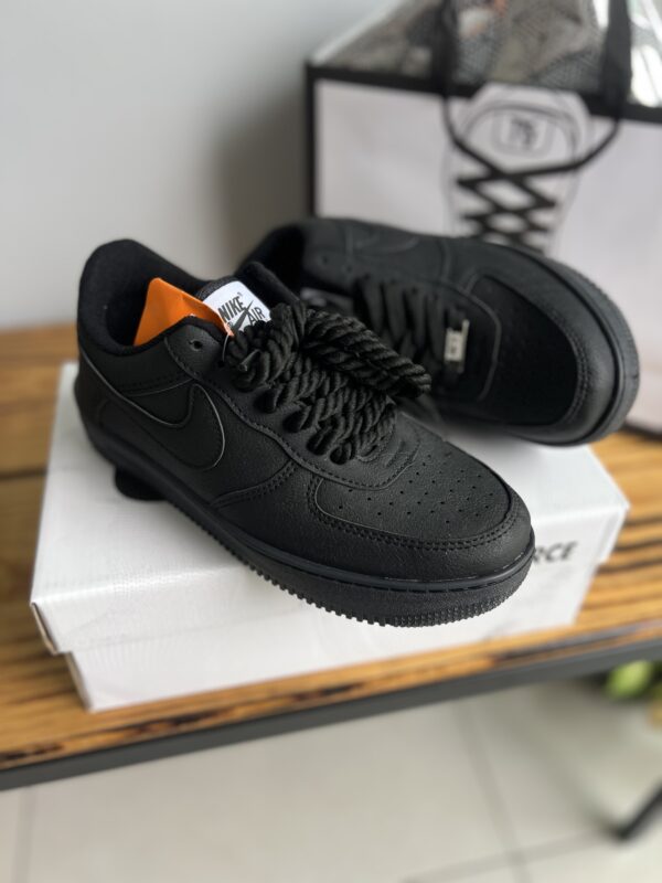 NIKE AIR FORCE PRETO INTEIRO CADARÇO CORDA