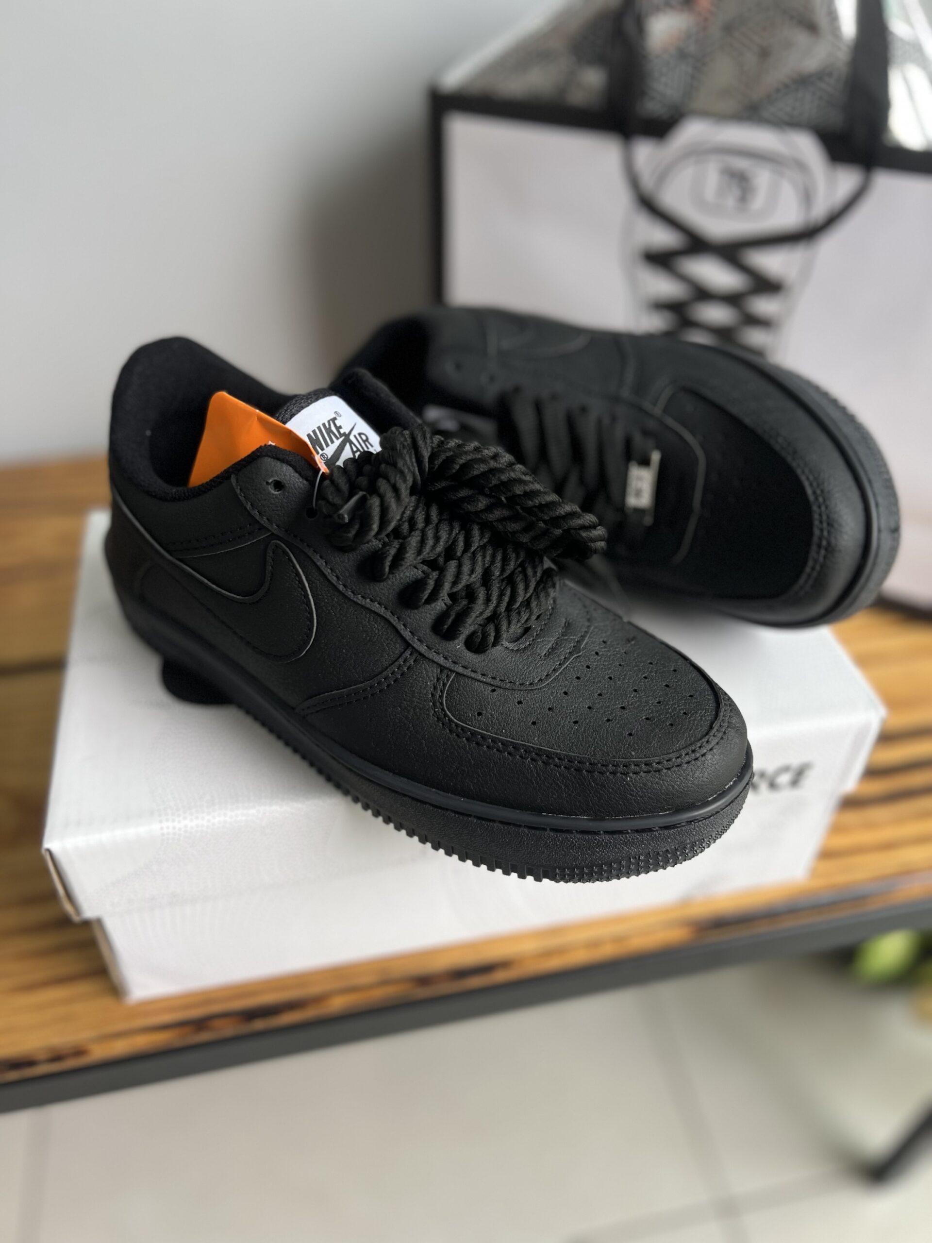 NIKE AIR FORCE PRETO INTEIRO CADARÇO CORDA