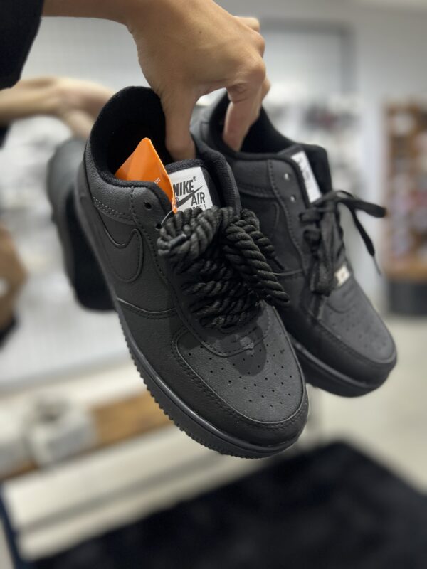 NIKE AIR FORCE PRETO INTEIRO CADARÇO CORDA - Image 2
