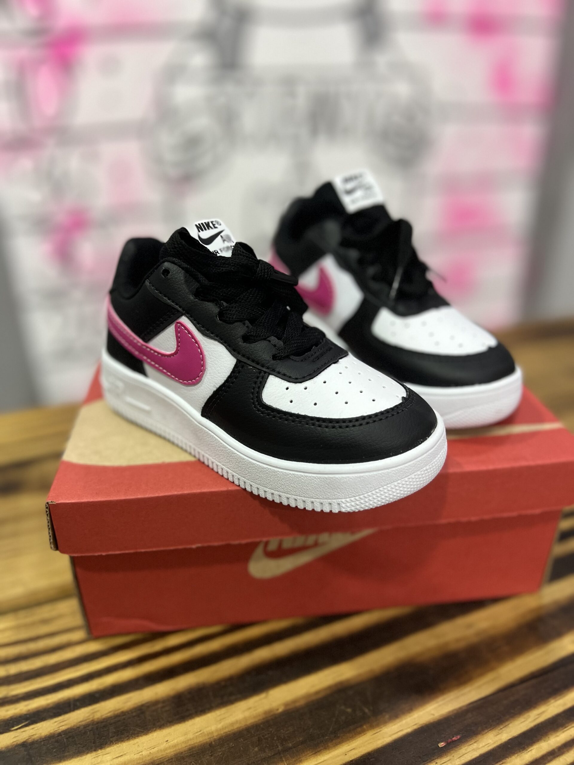 INF. NIKE AIR FORCE PRETO BRANCO E ROSA