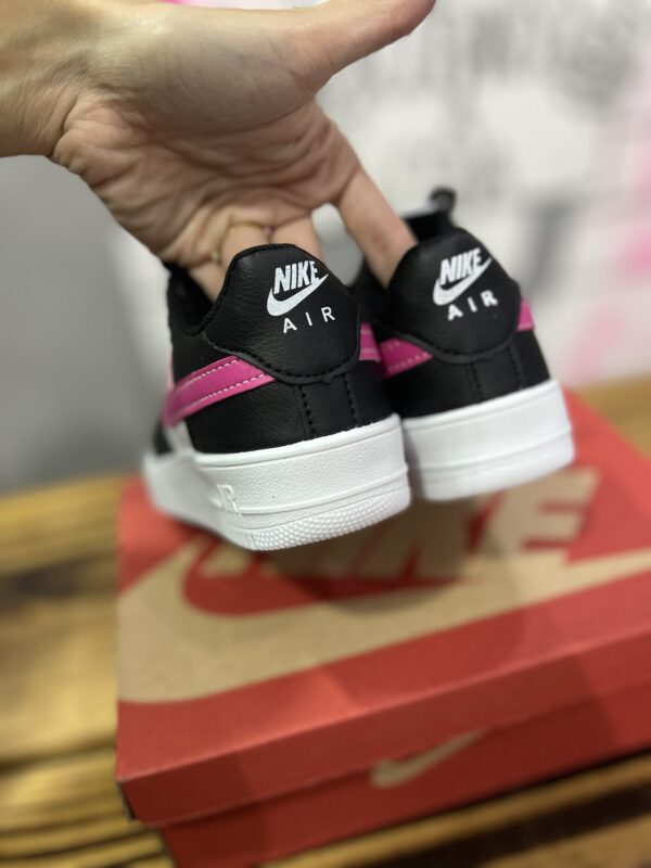 INF. NIKE AIR FORCE PRETO BRANCO E ROSA - Image 2