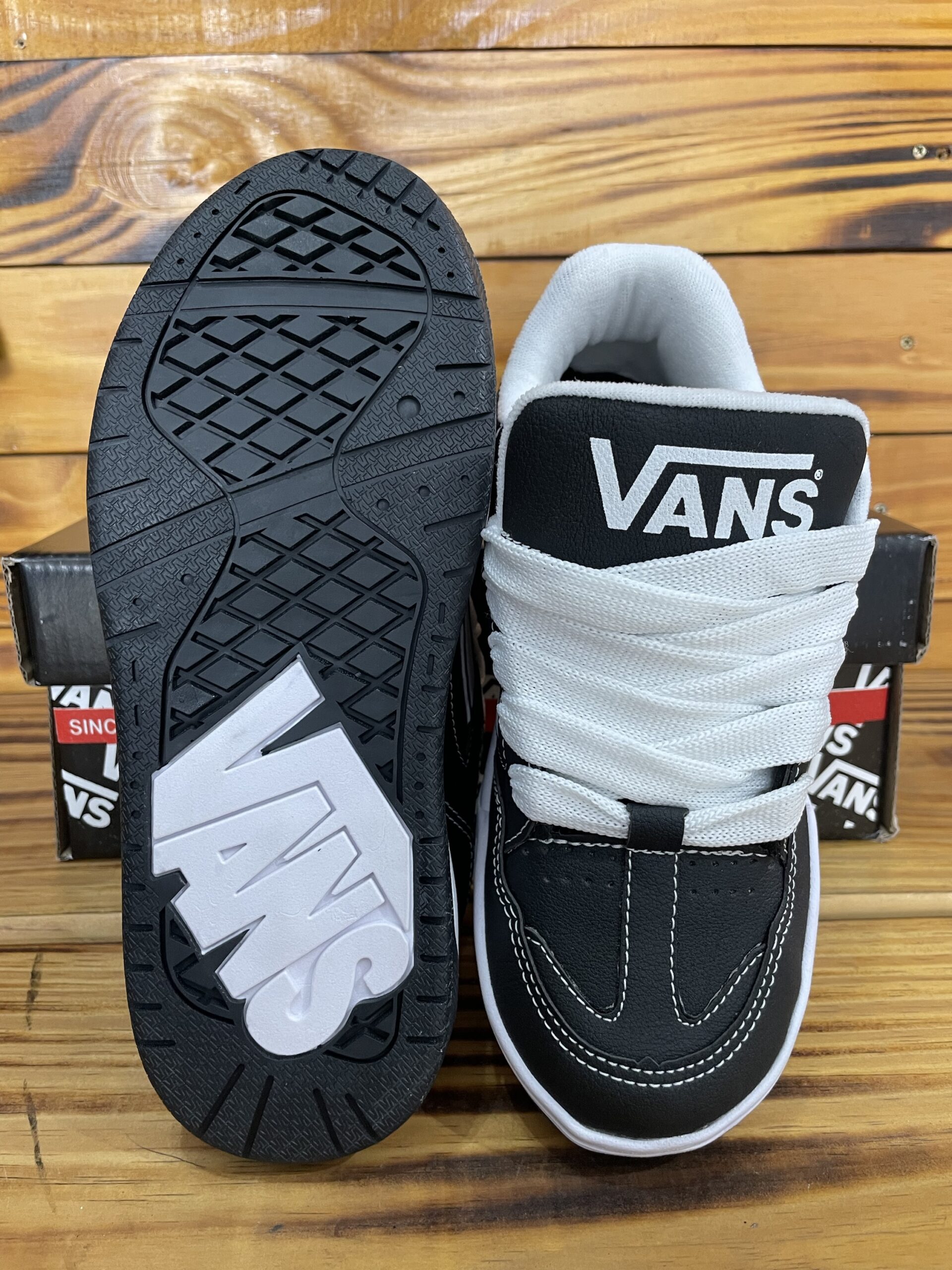 VANS UPLAND PRETO LINHA BRANCA