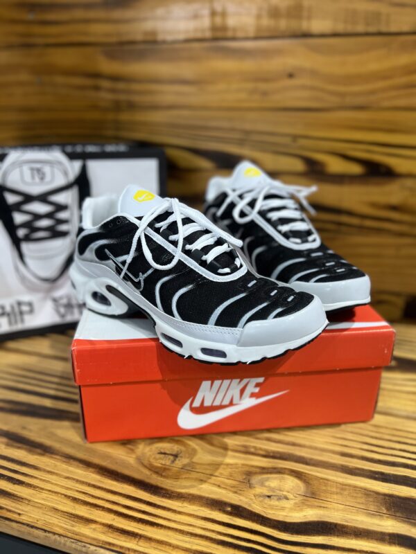 NIKE TN PLUS BRANCO E PRETO