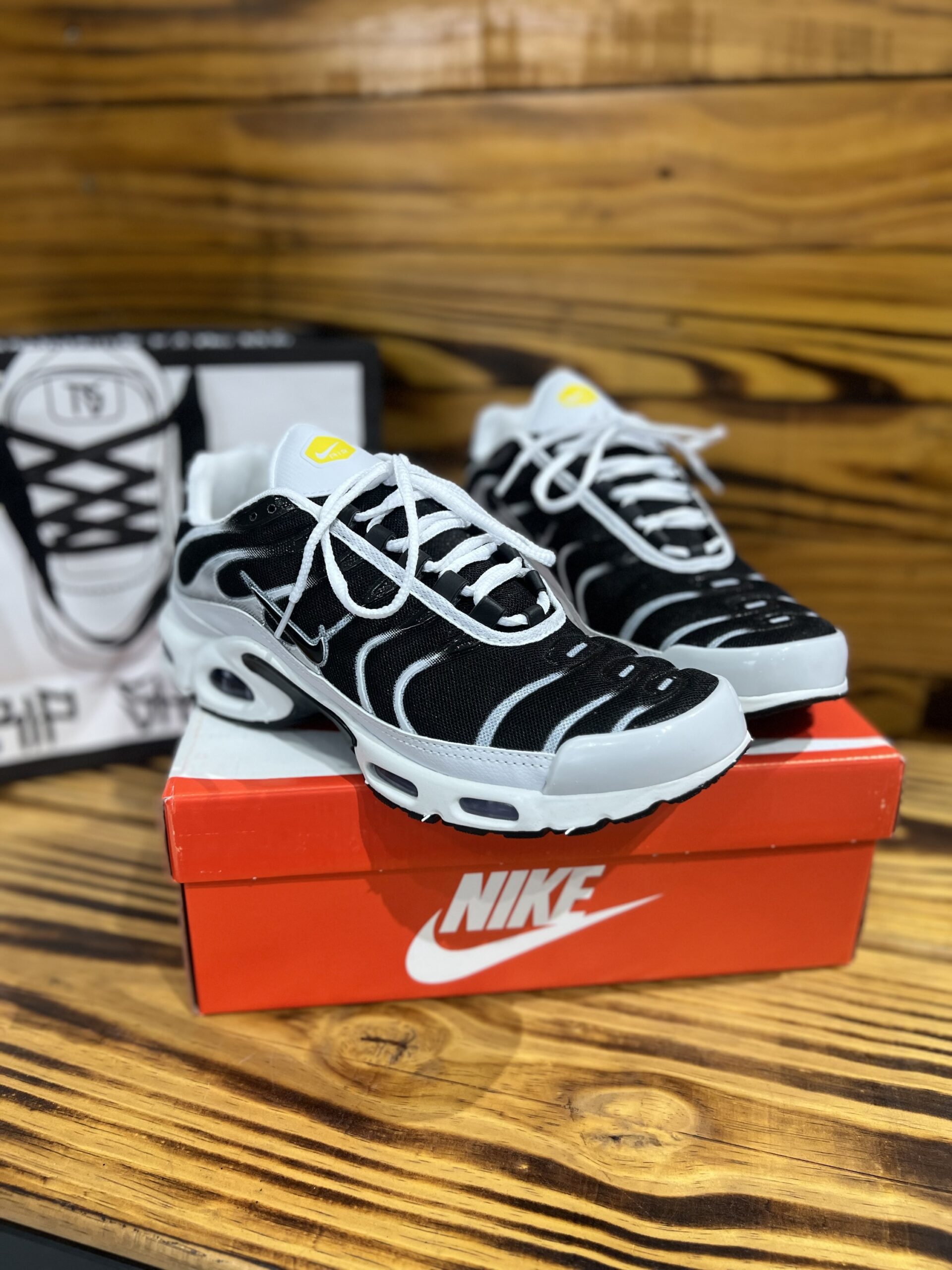 NIKE TN PLUS BRANCO E PRETO