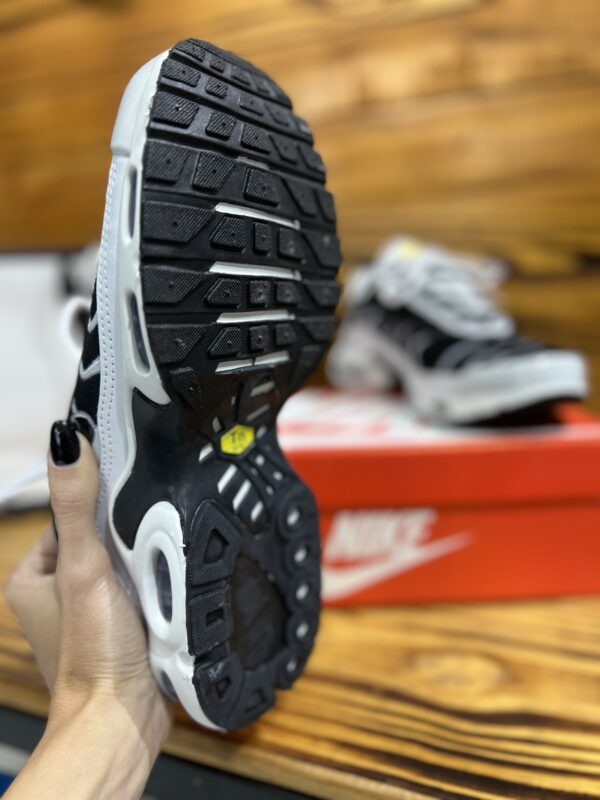 NIKE TN PLUS BRANCO E PRETO - Image 3