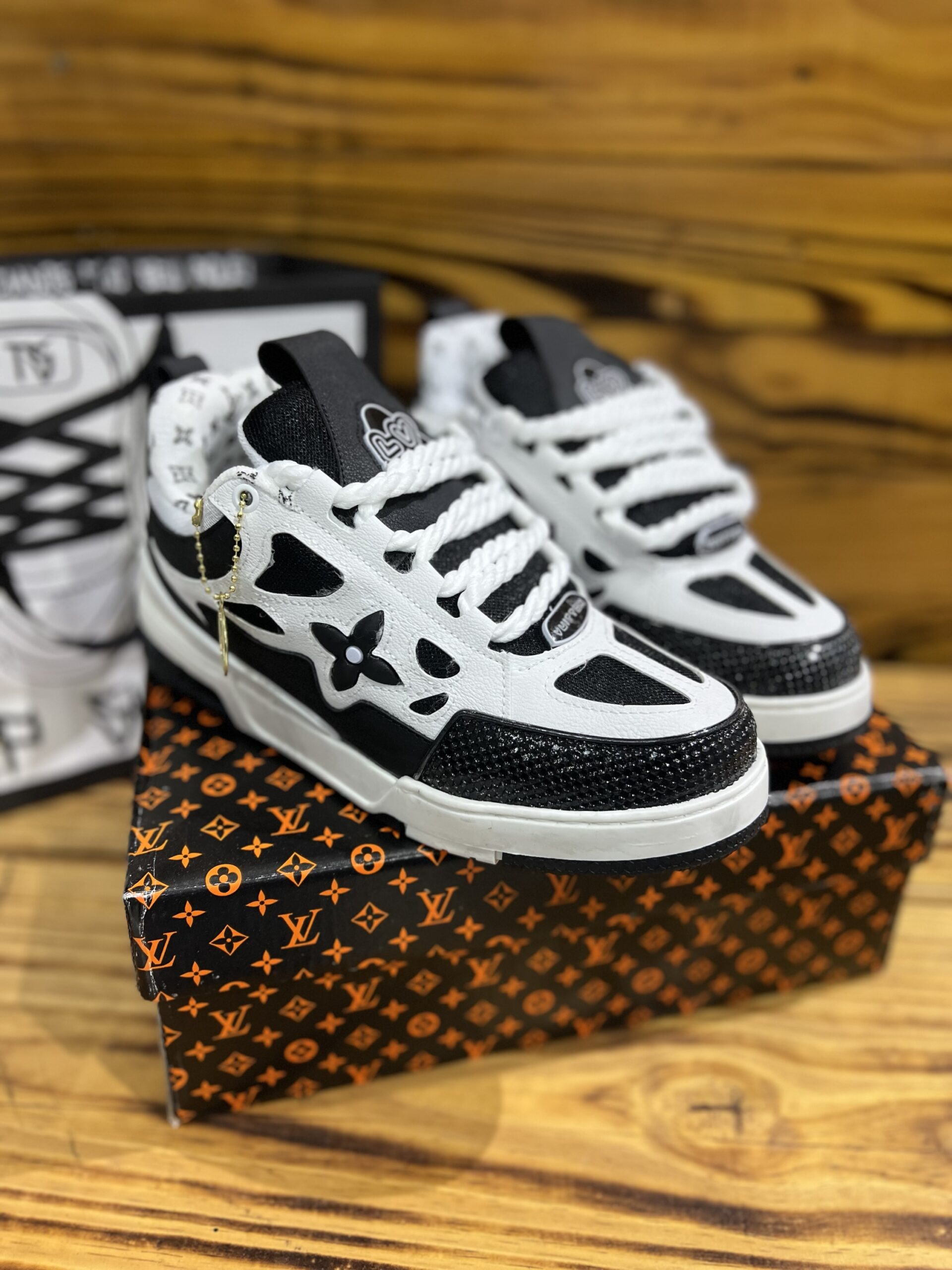 LOUISE VUITTON LUXO BRANCO E PRETO