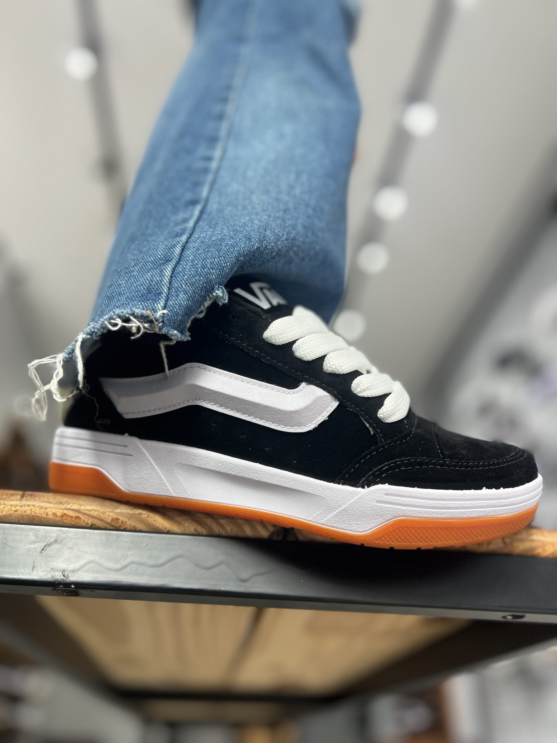 VANS HYLANE PRETO E BRANCO SOLA NATURAL